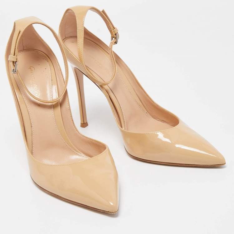 مملوكة مسبقًا Gianvito Rossi Beige Patent Leather Ankle Strap Pointed Toe Pumps Size 40.5