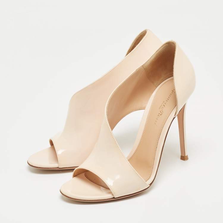 Pre Owned Gianvito Rossi Ivory Patent Asymmetic Heeled Pumps Size 38
