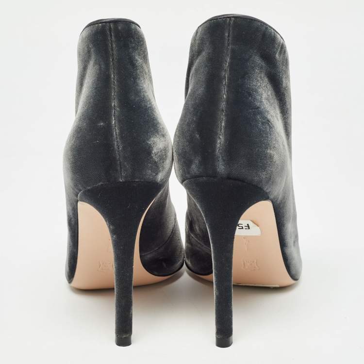 Pre Owned Gianvito Rossi Black Velvet Vamp Booties Size 36
