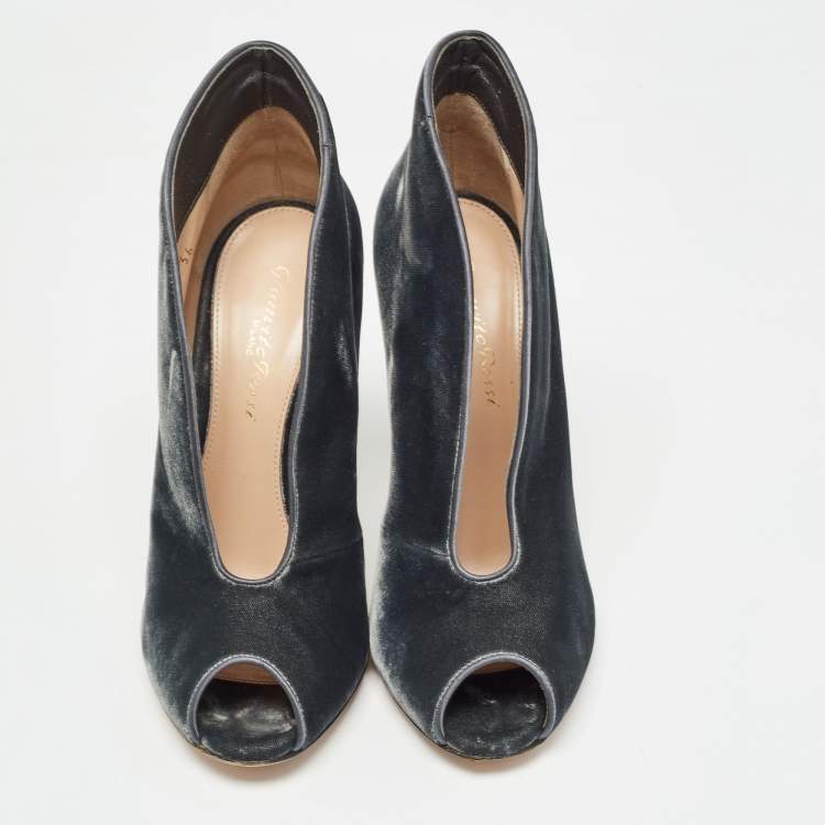 Pre Owned Gianvito Rossi Black Velvet Vamp Booties Size 36