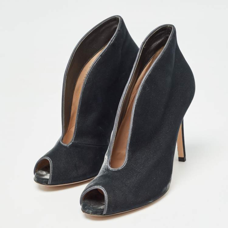Pre Owned Gianvito Rossi Black Velvet Vamp Booties Size 36