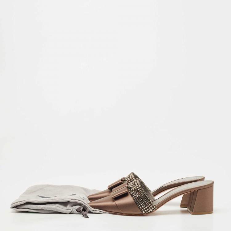 مملوكة مسبقًا Gina Brown Satin Chachki Block Heel Mules Size 40