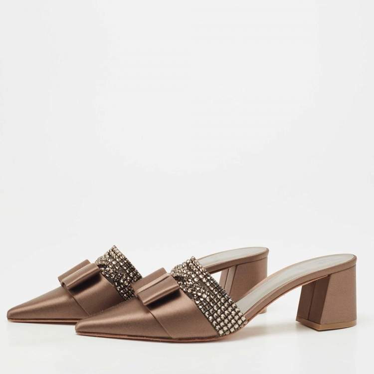 مملوكة مسبقًا Gina Brown Satin Chachki Block Heel Mules Size 40