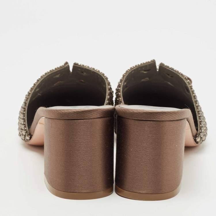 مملوكة مسبقًا Gina Brown Satin Chachki Block Heel Mules Size 40