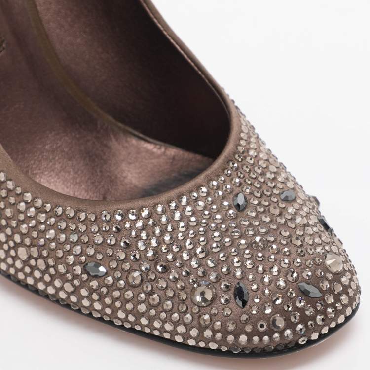 مملوكة مسبقًا Gina Size 40 Brown Crystals and Satin Pumps
