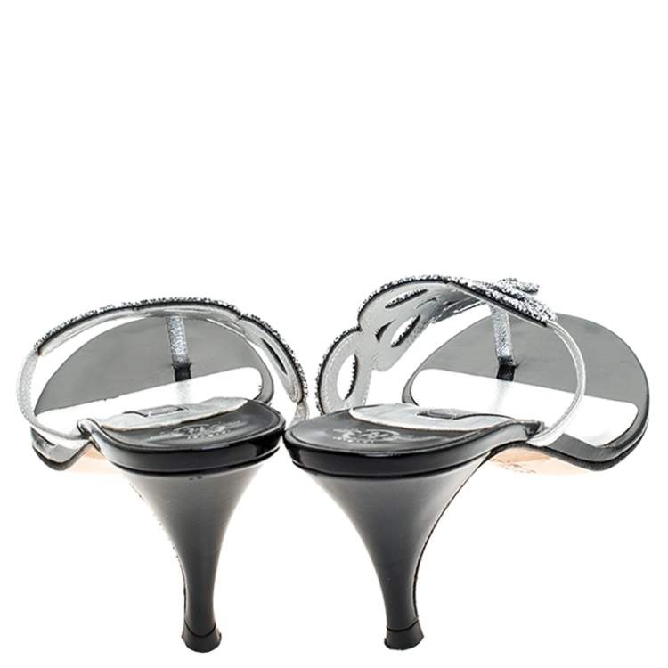مملوكة مسبقًا Gina Metallic Silver Crystal Embellished Leather Thong Sandals Size 39
