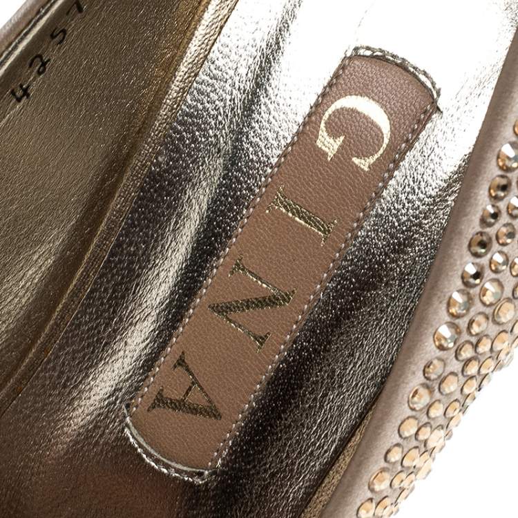 مملوكة مسبقًا Gina Beige Satin Crystal Embellished Peep Toe Platform Pumps Size 39