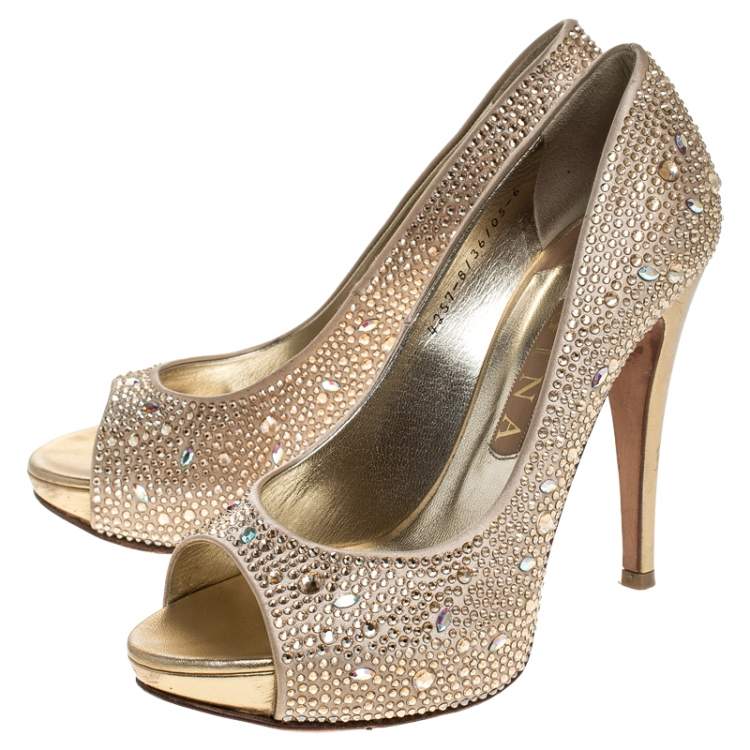 مملوكة مسبقًا Gina Beige Satin Crystal Embellished Peep Toe Platform Pumps Size 39