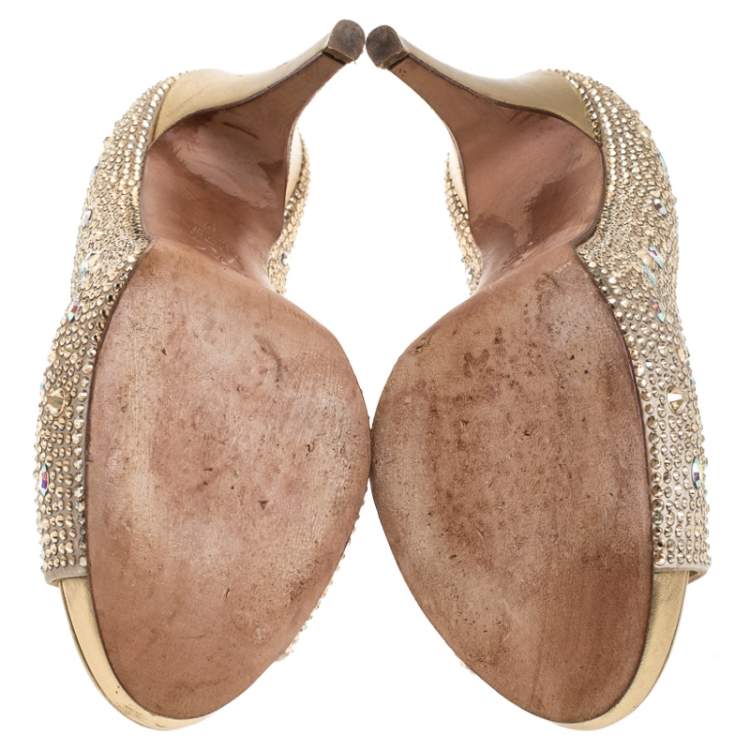 مملوكة مسبقًا Gina Beige Satin Crystal Embellished Peep Toe Platform Pumps Size 39