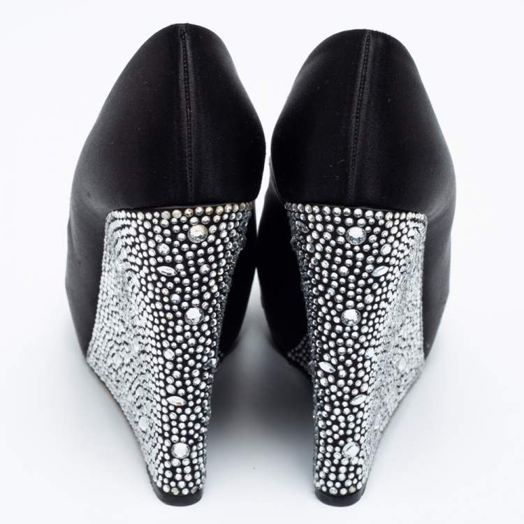 Pre Owned Gina Black Satin Belle Crystal Embellished Wedge Peep-Toe Pumps Size 39 