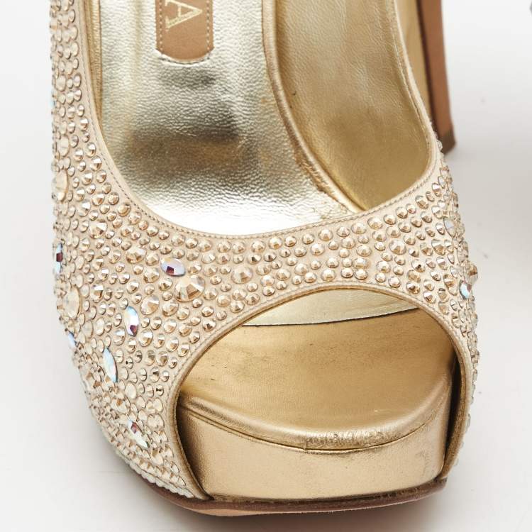 مملوكة مسبقًا Gina Gold Crystal Embellished Satin Platform Slingback Sandals Size 39