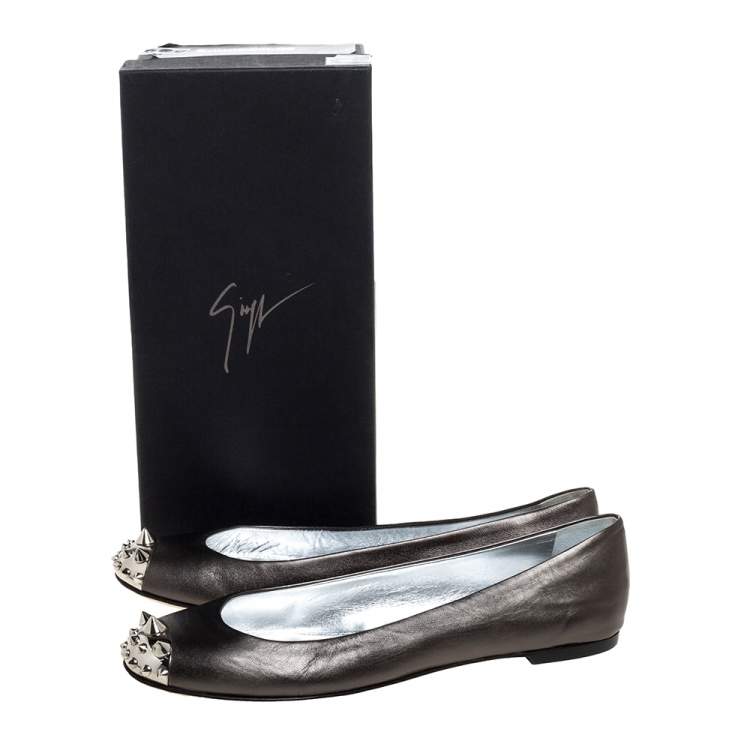 مملوكة مسبقًا Giuseppe Zanotti Grey Leather Malika Spiked Cap Toe Ballet Flats Size 39.5