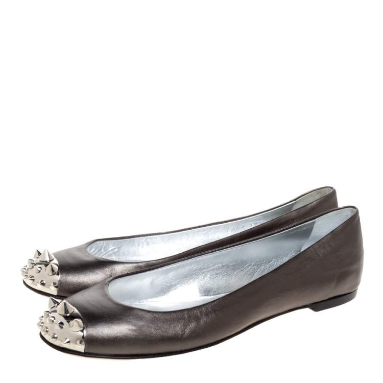 مملوكة مسبقًا Giuseppe Zanotti Grey Leather Malika Spiked Cap Toe Ballet Flats Size 39.5