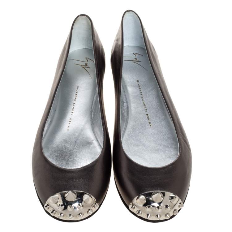 مملوكة مسبقًا Giuseppe Zanotti Grey Leather Malika Spiked Cap Toe Ballet Flats Size 39.5