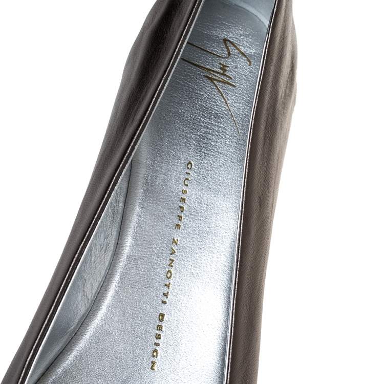 مملوكة مسبقًا Giuseppe Zanotti Grey Leather Malika Spiked Cap Toe Ballet Flats Size 39.5
