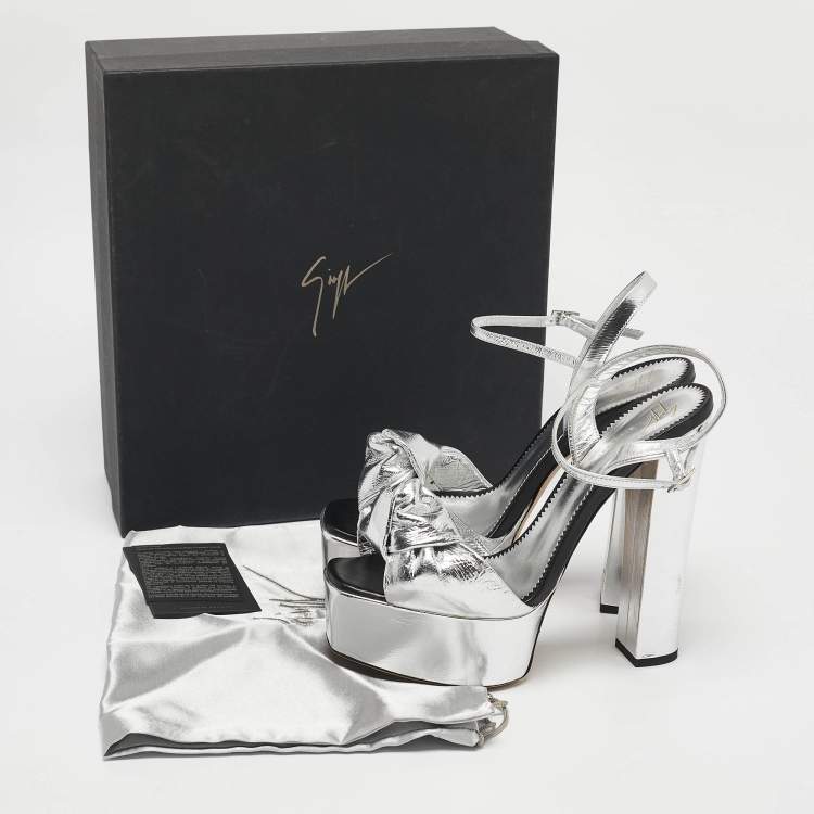 مملوكة مسبقًا Giuseppe Zanotti Silver Leather Barbra Platform Sandals Size 39