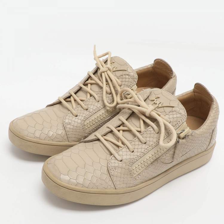 مملوكة مسبقًا Giuseppe Zanotti Size 39.5 Beige Python Embossed Leather Zip Low Top Sneakers
