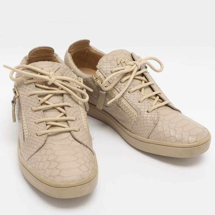 مملوكة مسبقًا Giuseppe Zanotti Size 39.5 Beige Python Embossed Leather Zip Low Top Sneakers