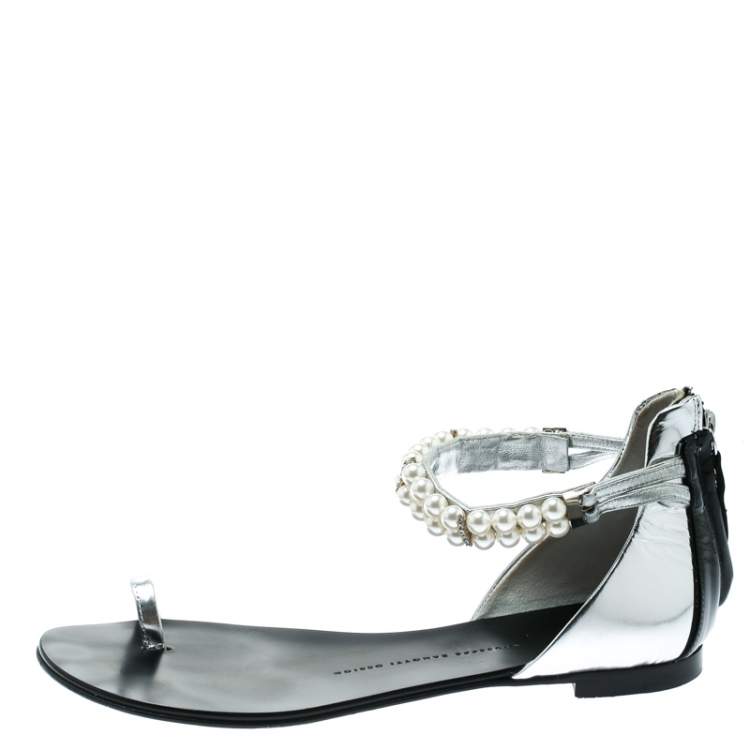 Pre Owned Giuseppe Zanotti Silver Patent Leather Pearl Embellished Ankle Strap Toe Ring Flats Size 38