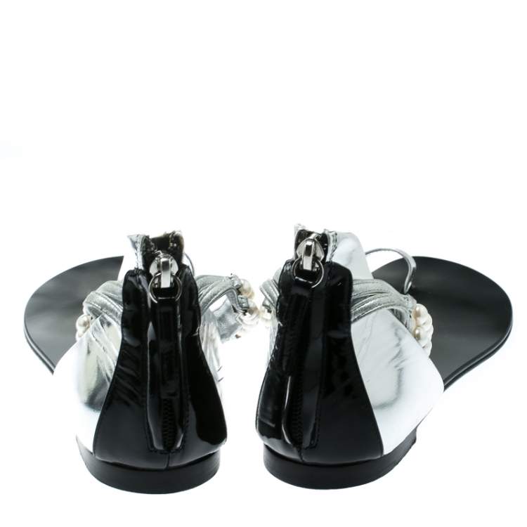Pre Owned Giuseppe Zanotti Silver Patent Leather Pearl Embellished Ankle Strap Toe Ring Flats Size 38