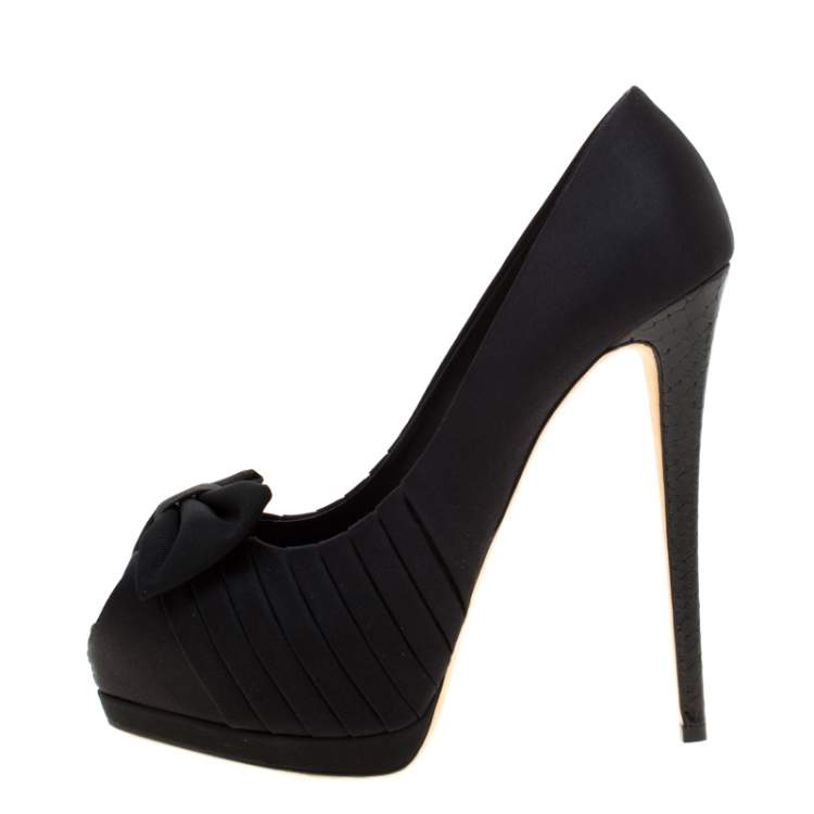 مملوكة مسبقًا Giuseppe Zanotti Black Satin Celebrity Bow Peep Toe Platform Pumps Size 40