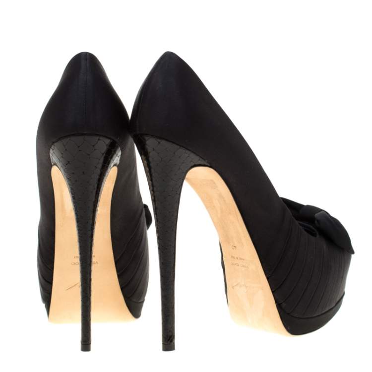 مملوكة مسبقًا Giuseppe Zanotti Black Satin Celebrity Bow Peep Toe Platform Pumps Size 40
