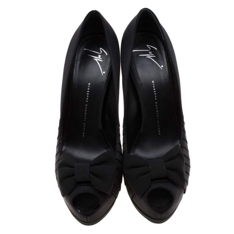 مملوكة مسبقًا Giuseppe Zanotti Black Satin Celebrity Bow Peep Toe Platform Pumps Size 40
