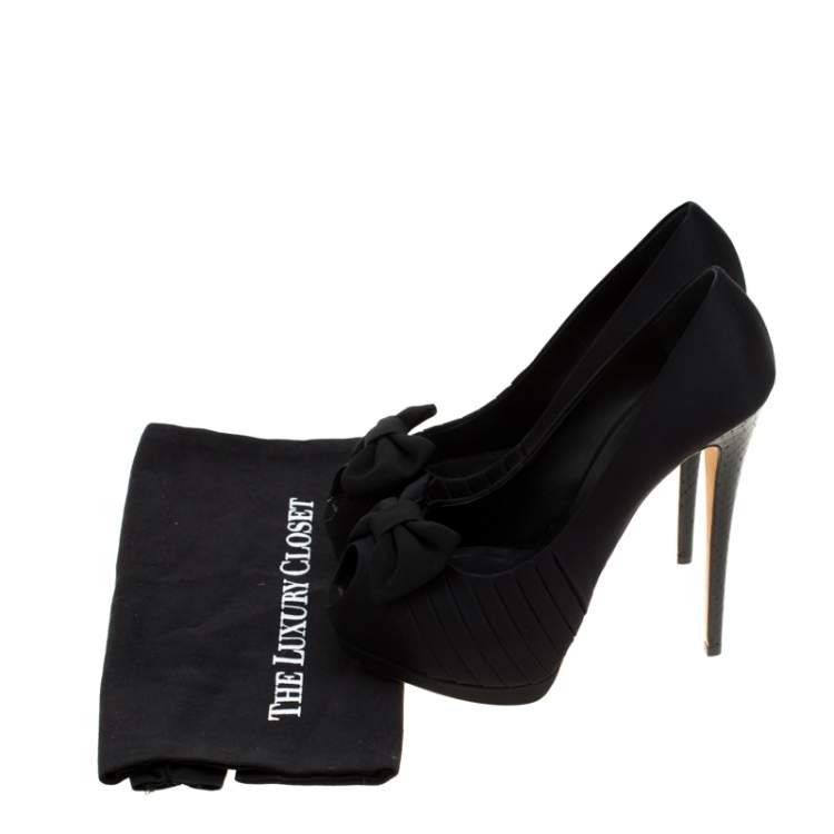 مملوكة مسبقًا Giuseppe Zanotti Black Satin Celebrity Bow Peep Toe Platform Pumps Size 40