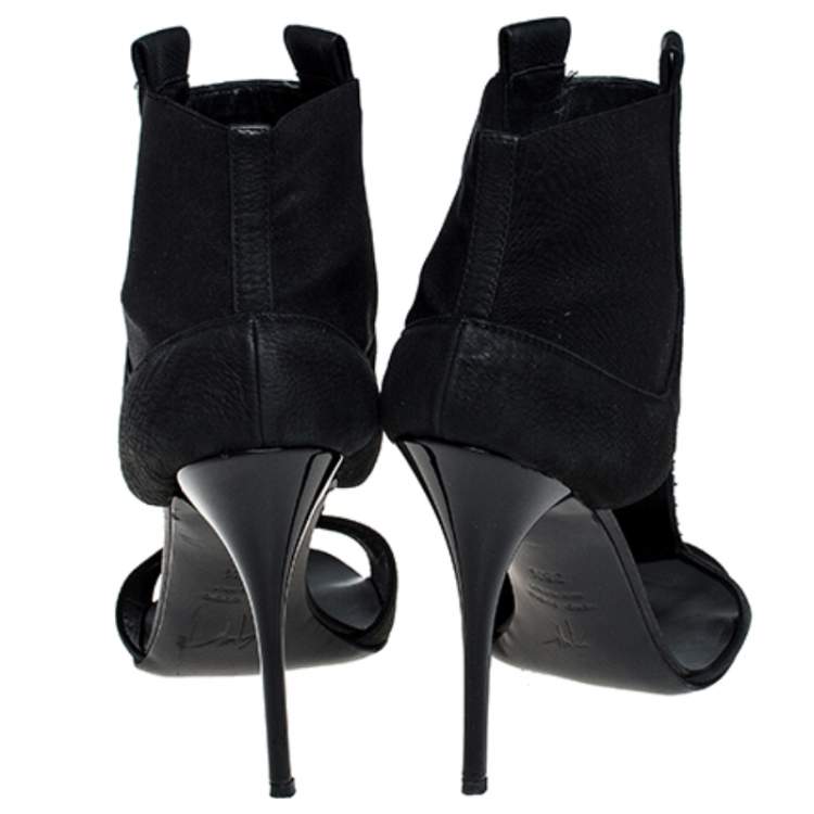 مملوكة مسبقًا Giuseppe Zanotti Black Leather and Elastic Band Studded T Strap Sandals Size 38.5