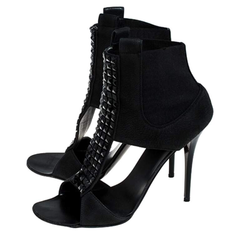مملوكة مسبقًا Giuseppe Zanotti Black Leather and Elastic Band Studded T Strap Sandals Size 38.5