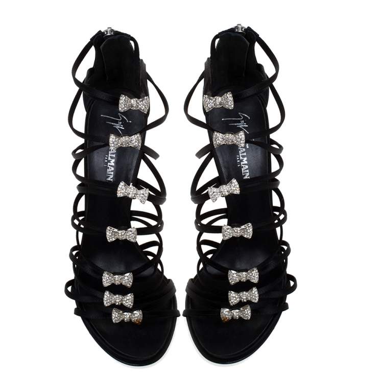 مملوكة مسبقًا Guiseppe Zanotti For Balmain Black Satin Strappy Crystal Embellished Bow Sandals Size 39