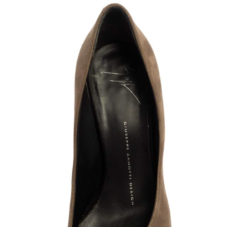 Pre Owned Giuseppe Zanotti Metallic Grey Suede Muffa Crystal Embellished Cap Toe Pumps Size 38.5