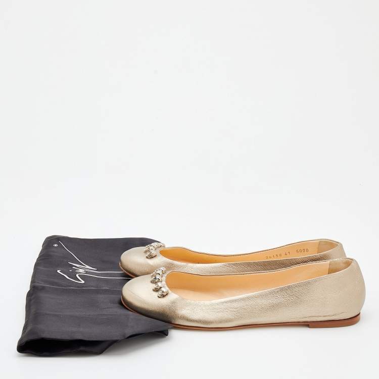 مملوكة مسبقًا Giuseppe Zanotti Gold Leather Embellished  Flats Size 41