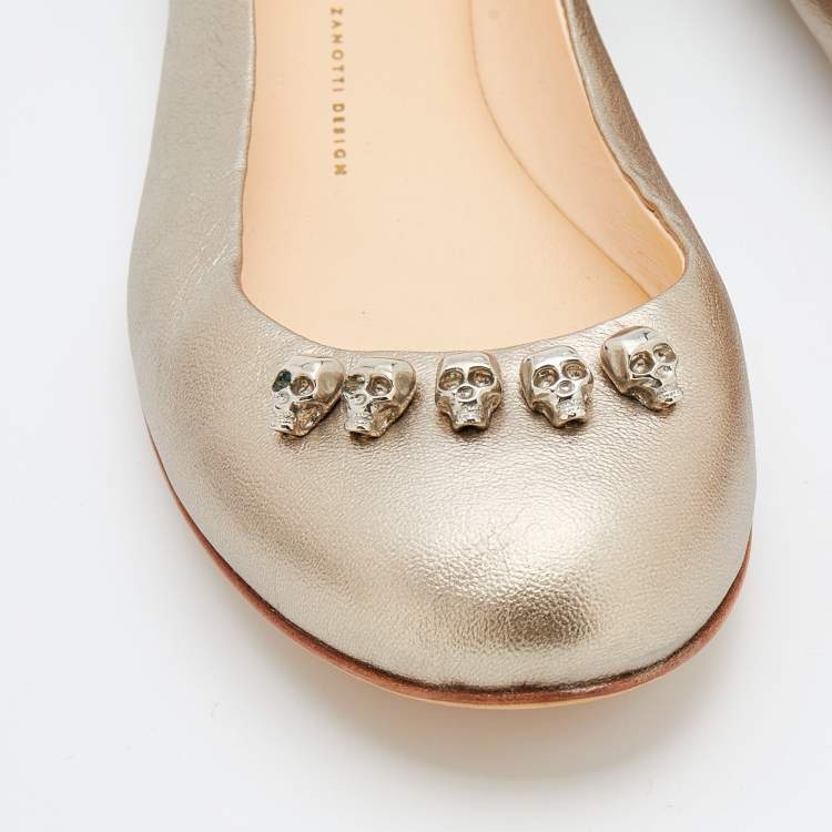 مملوكة مسبقًا Giuseppe Zanotti Gold Leather Embellished  Flats Size 41