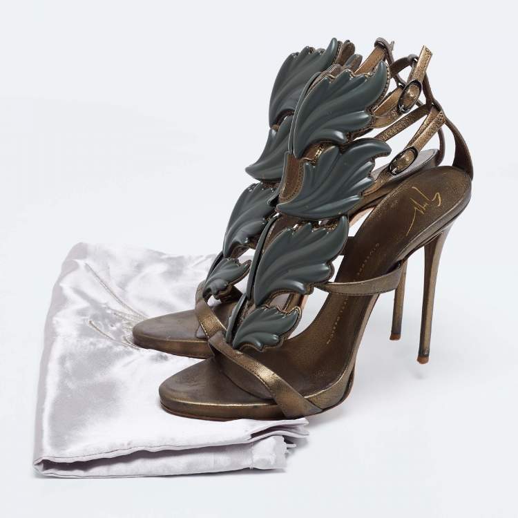 مملوكة مسبقًا Giuseppe Zanotti Olive Green Leather Argent Metal Wing Strappy Sandals Size 38.5