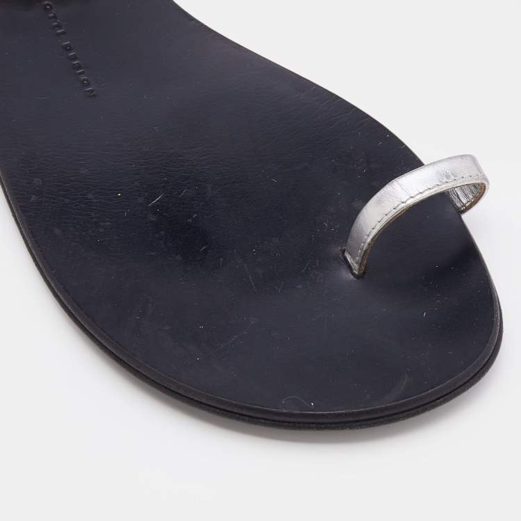 Pre Owned Giuseppe Zanotti Black/Silver Patent And Leather Pearl Embellished Toe Ring Flat Sandals Size 40