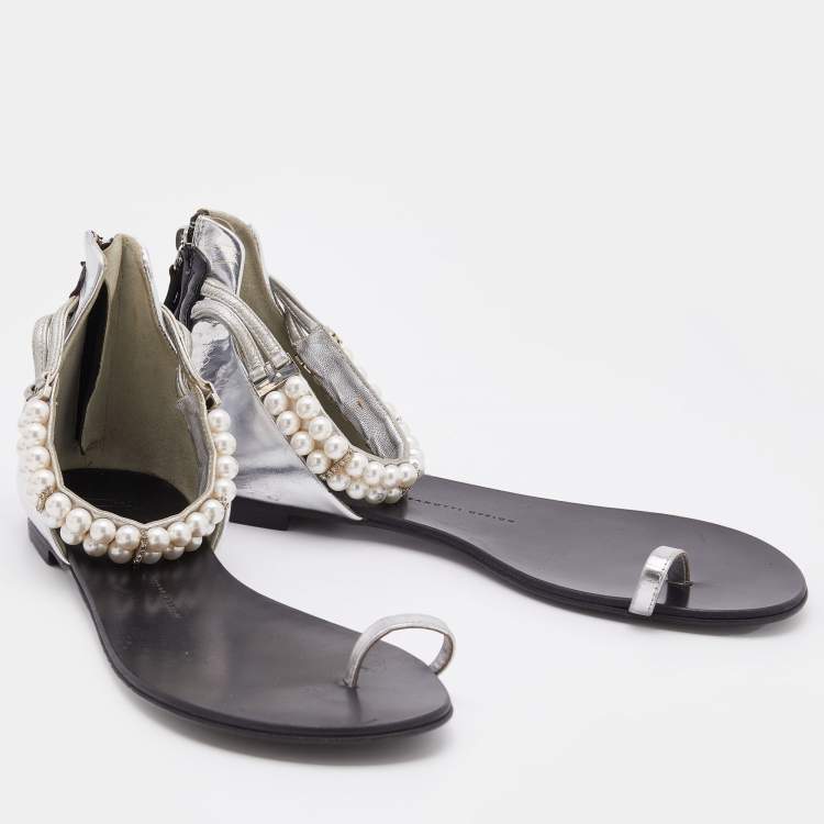 Pre Owned Giuseppe Zanotti Black/Silver Patent And Leather Pearl Embellished Toe Ring Flat Sandals Size 40