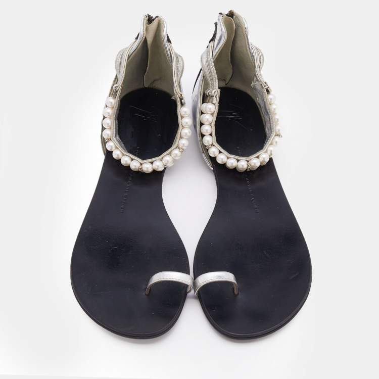 Pre Owned Giuseppe Zanotti Black/Silver Patent And Leather Pearl Embellished Toe Ring Flat Sandals Size 40