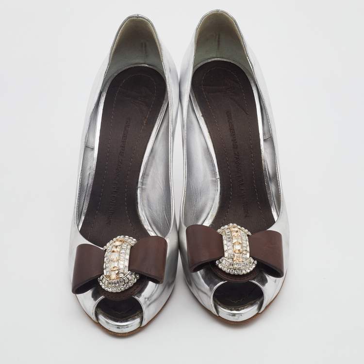 Pre Owned Giuseppe Zanotti Silver/Brown Leather Bow Crystal Embellished Peep Toe Pumps Size 37.5