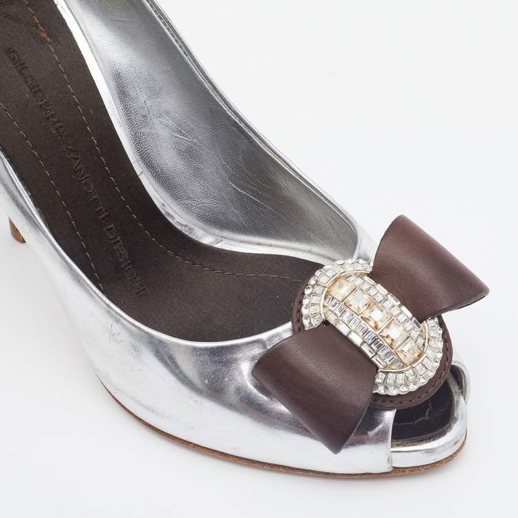 Pre Owned Giuseppe Zanotti Silver/Brown Leather Bow Crystal Embellished Peep Toe Pumps Size 37.5