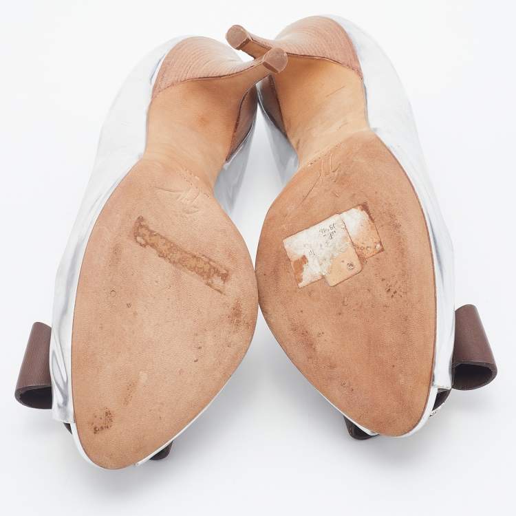 Pre Owned Giuseppe Zanotti Silver/Brown Leather Bow Crystal Embellished Peep Toe Pumps Size 37.5