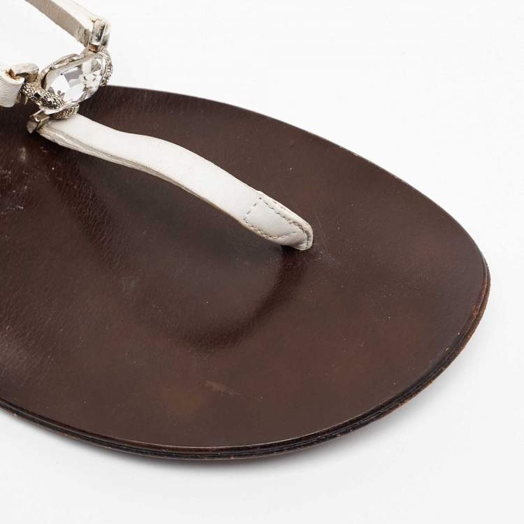 مملوكة مسبقًا Giuseppe Zanotti White Leather Crystal Embellished Thong Flat Sandals Size 40.5