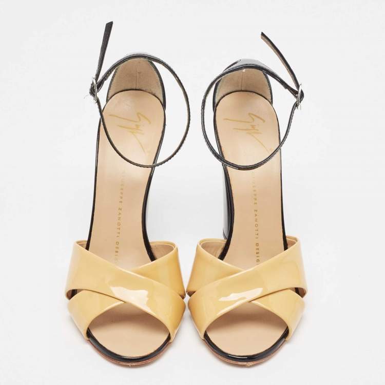مملوكة مسبقًا Giuseppe Zanotti Beige/Black Patent Leather Cross Strap Open Toe Sandals Size 36