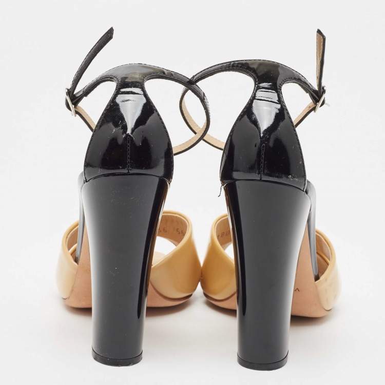 مملوكة مسبقًا Giuseppe Zanotti Beige/Black Patent Leather Cross Strap Open Toe Sandals Size 36