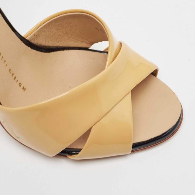 مملوكة مسبقًا Giuseppe Zanotti Beige/Black Patent Leather Cross Strap Open Toe Sandals Size 36