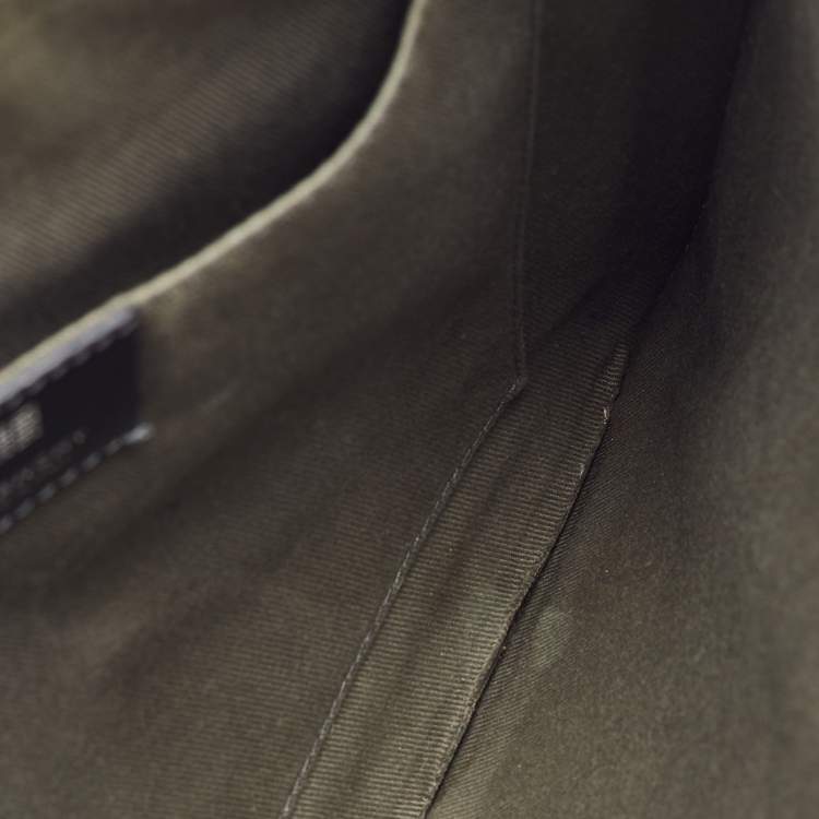 Pre Owned حقيبة جيفنشي بومبون جلد أسود بشعار زيبر