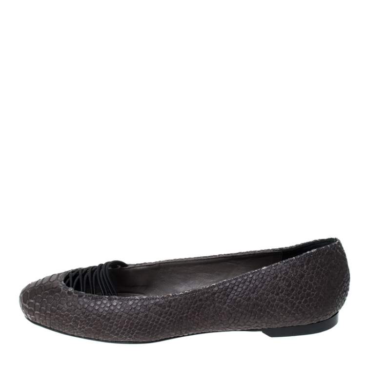 مملوكة مسبقًا Givenchy Grey Python Embossed Leather Ballet Flats Size 38.5