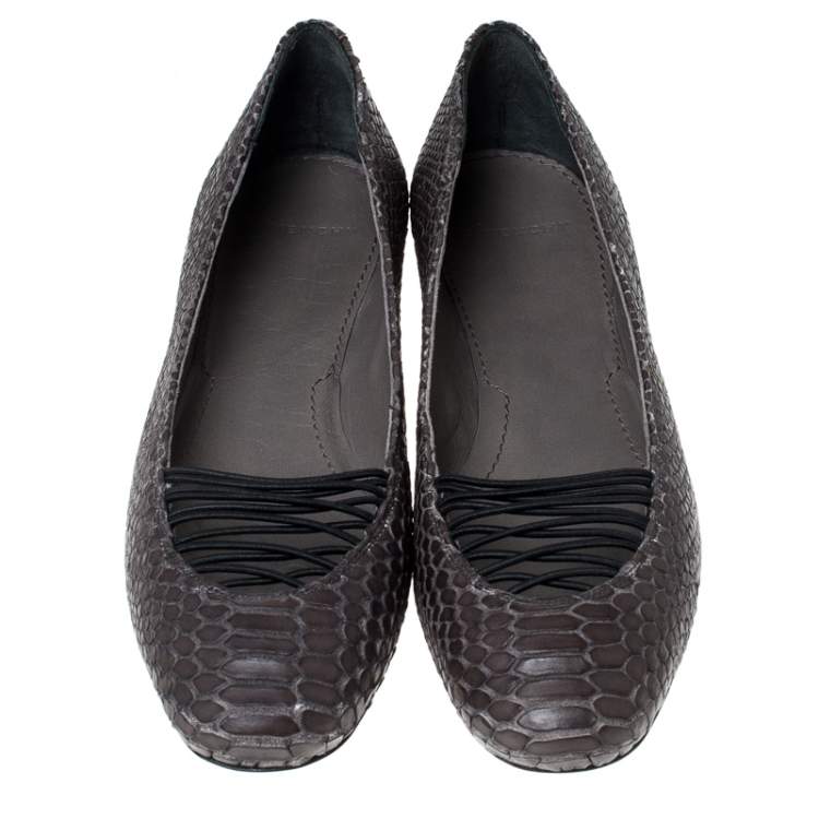 مملوكة مسبقًا Givenchy Grey Python Embossed Leather Ballet Flats Size 38.5