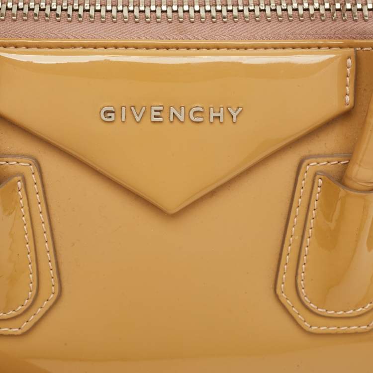 مملوكة مسبقًا Givenchy Antigona Small Beige Patent Leather Satchel