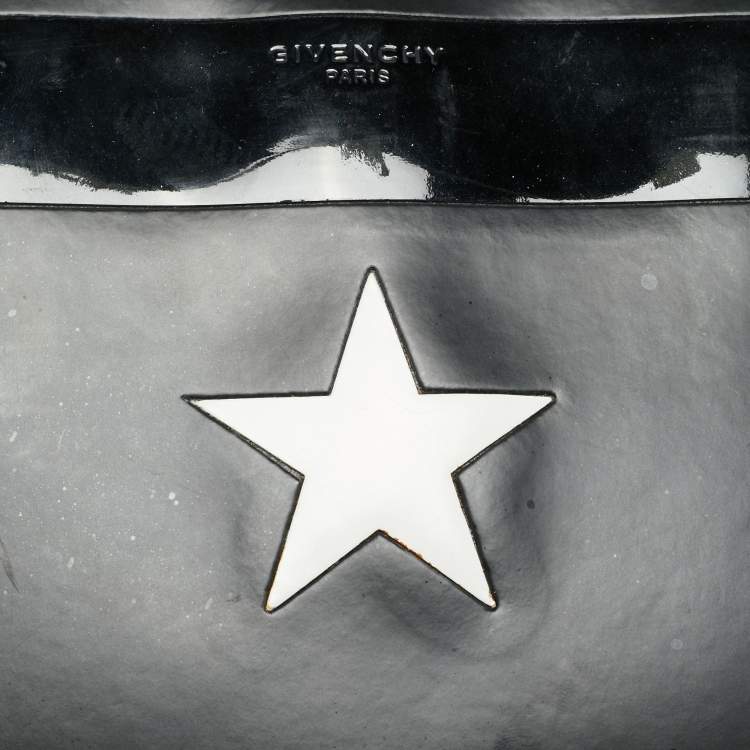 مملوكة مسبقًا Givenchy Star Print Black Patent and Leather Clutch